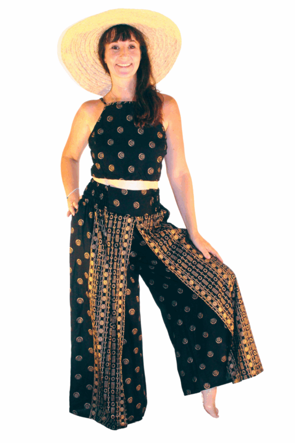Ensemble crop top pantalon coton noir imprimé motifs ethniques dorés. Un vêtement bohème, original et confortable. Livraison gratuite !