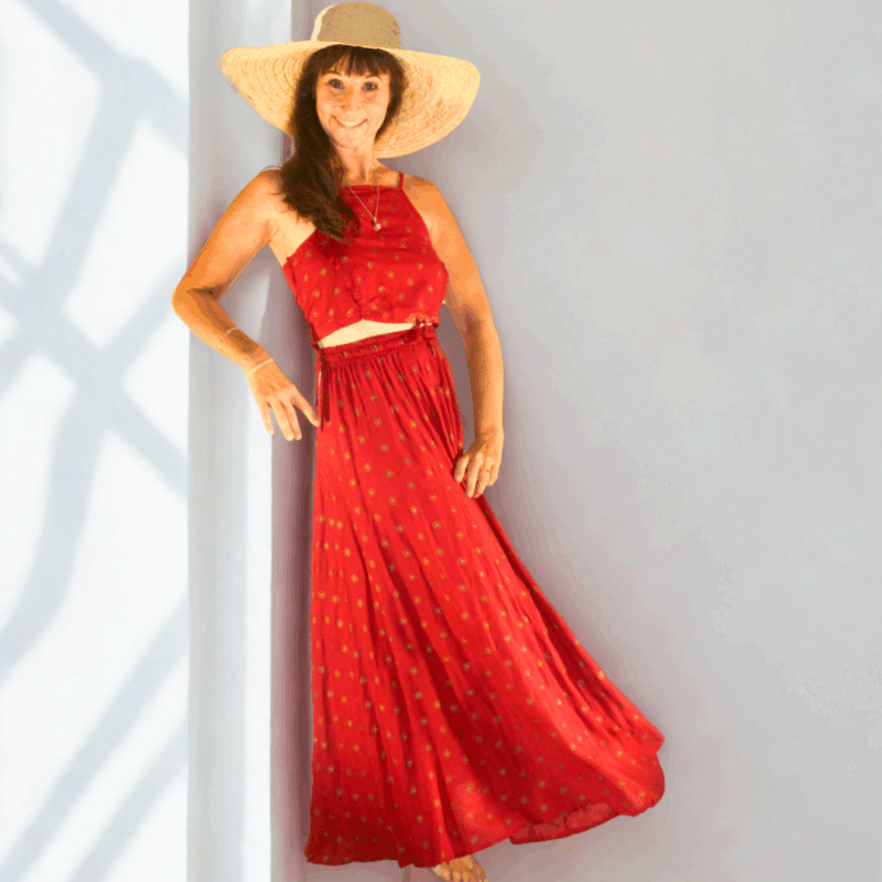 Ensemble top et jupe en coton rouge imprimé ethnique doré. Une jupe longue évasée, taille élastique et un haut fines bretelles noué dans le dos.