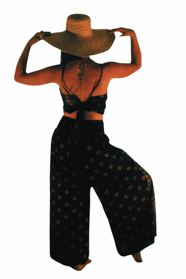 Ensemble crop top pantalon coton noir imprimé motifs ethniques dorés. Un vêtement bohème, original et confortable. Livraison gratuite !
