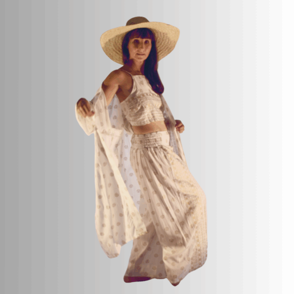Tenue deux pièces élégante : crop top et pantalon fluide en coton blanc imprimé ethnique doré. Un ensemble léger et confortable. Livraison offerte !