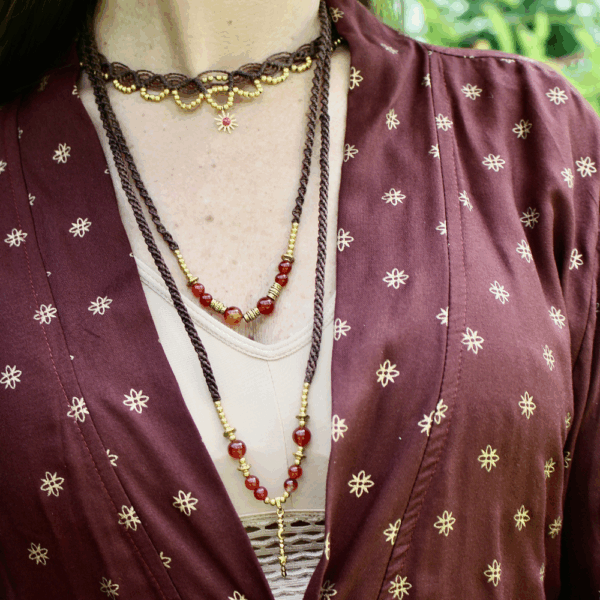 COLLIERS MACRAMÉ ET PIERRES FINES EN AGATE ROUGE