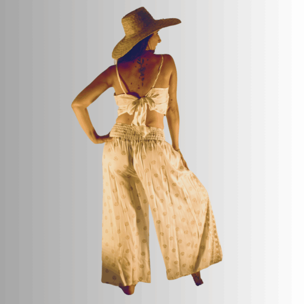 Tenue deux pièces élégante : crop top et pantalon fluide en coton blanc imprimé ethnique doré. Un ensemble léger et confortable. Livraison offerte !