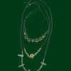 Accumulation de colliers bohèmes en macramé, ornés de perles naturelles d'aventurine. À porter en solo, en duo ou en trio !