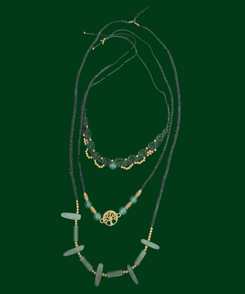 Accumulation de colliers bohèmes en macramé, ornés de perles naturelles d'aventurine. À porter en solo, en duo ou en trio !