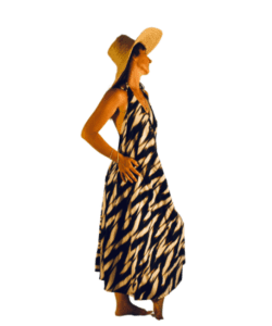 Robe fluide dos nu chic en lin imprimé noir et blanc : une tenue intemporelle et indispensable ! Une robe d'été longue élégante et confortable !