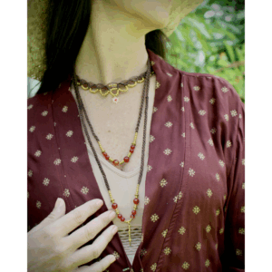 PARURE DE COLLIERS MACRAMÉ ET PIERRES FINES EN AGATE ROUGE