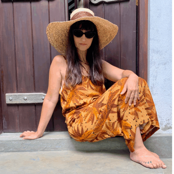 Ensemble pantalon fluide et top en lin imprimé tropical. Débardeur fines bretelles dos croisé et pantalon taille élastique, large et confortable.