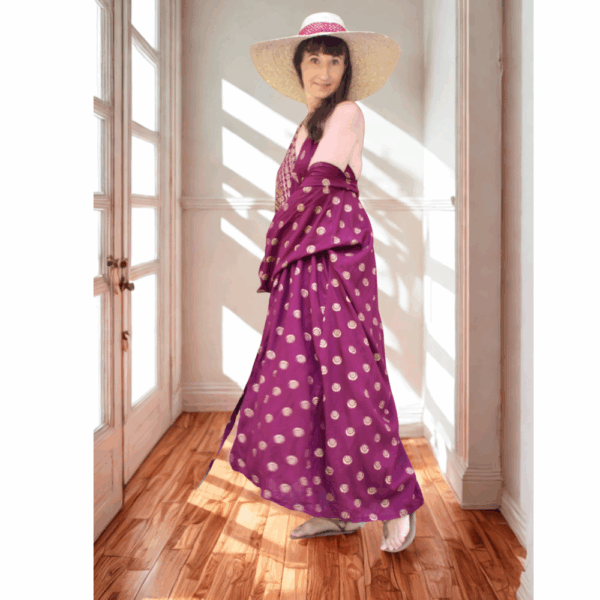 robe longue dos nu bordeaux intense avec motifs ethniques dorés