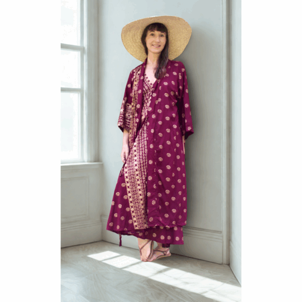 robe longue dos nu bordeaux intense avec motifs ethniques dorés