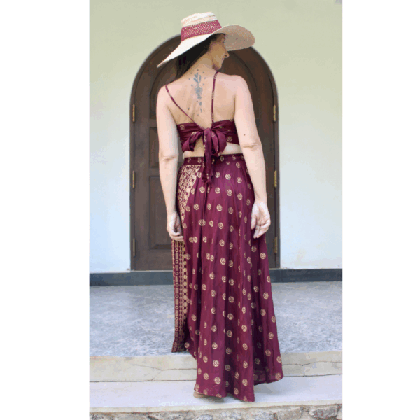 ENSEMBLE JUPE ET HAUT: JUPE EVASEE ET TOP COURT
