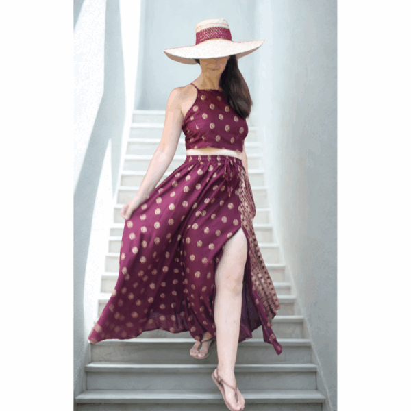 Ensemble bohème jupe longue évasée et crop top fines bretelles noué dans le dos bordeaux imprimé ethnique doré. Une tenue élégante, raffinée et confortable. Livraison gratuite !
