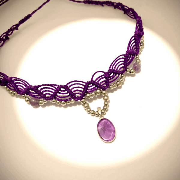 Collier macrame violet avec pendentif en améthyste