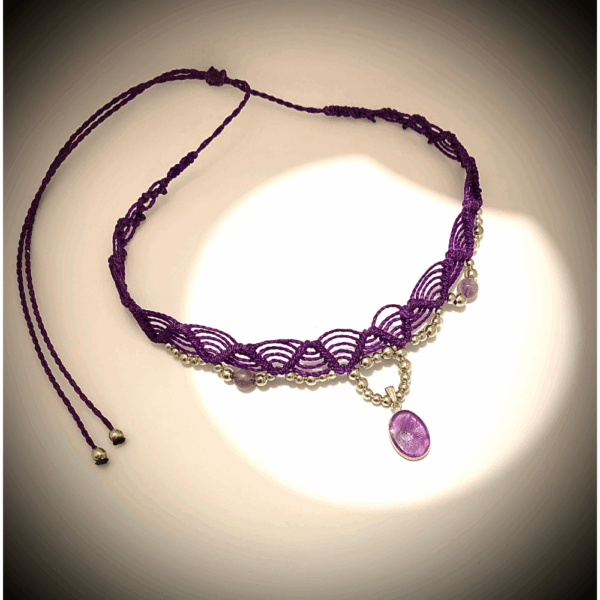 Collier macrame violet avec pendentif en améthyste