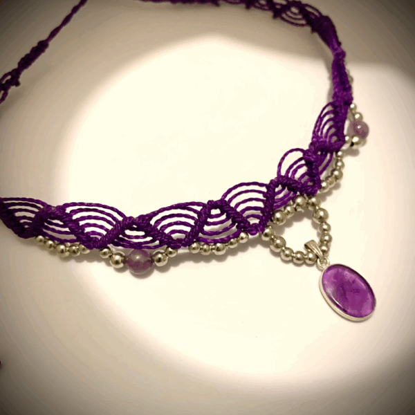 Collier macrame violet avec pendentif en améthyste