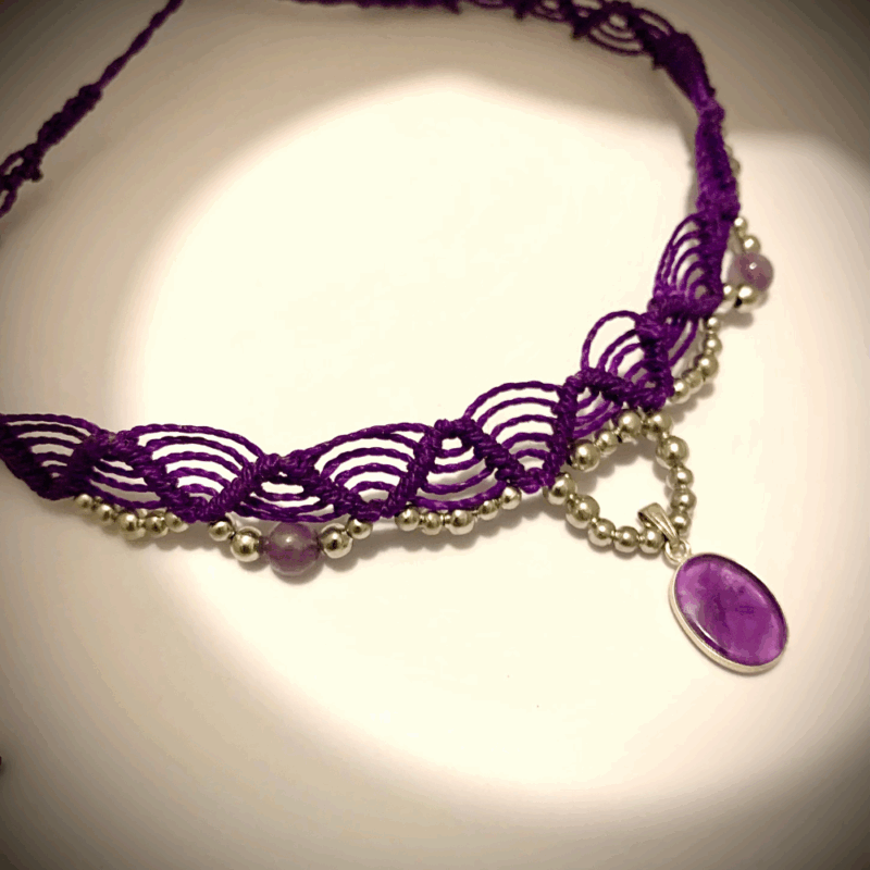 Collier macrame violet avec pendentif en améthyste