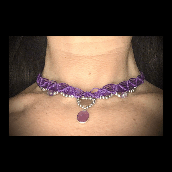 Collier macrame violet avec pendentif en améthyste