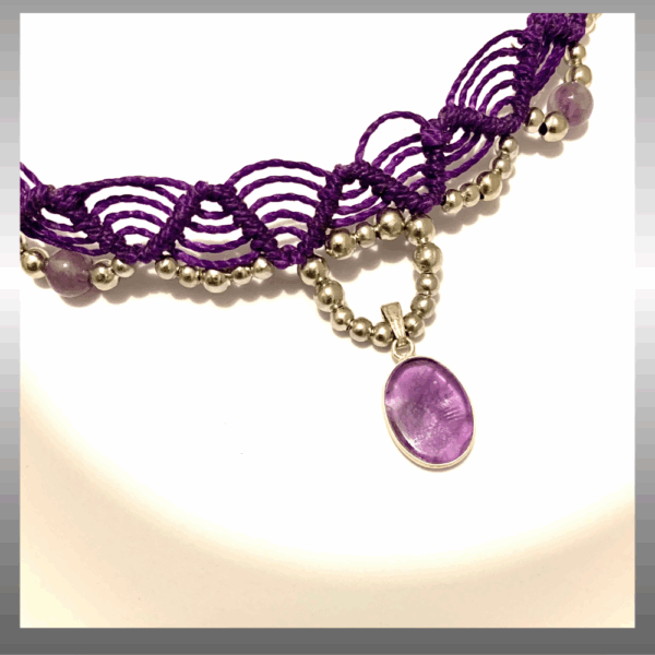 Collier macrame violet avec pendentif en améthyste