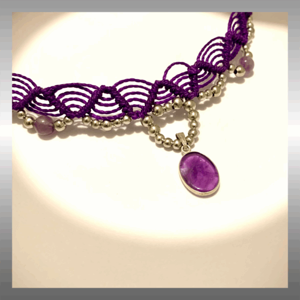 Collier macrame violet avec pendentif en améthyste