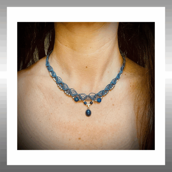 collier macramé en  pierres fines Lapis Lazuli