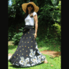 Jupe longue fluide évasée portefeuille taille adaptable. Cette jupe polyvalente se transforme aussi en robe. Idéale pour un style chic et confortable.