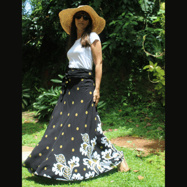 Jupe longue fluide évasée portefeuille taille adaptable. Cette jupe polyvalente se transforme aussi en robe. Idéale pour un style chic et confortable.