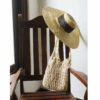 Sac à main macramé porté épaule, doublé en lin par une bourse, couleur blanc. Modèle bohème chic, artisanal, en coton.
