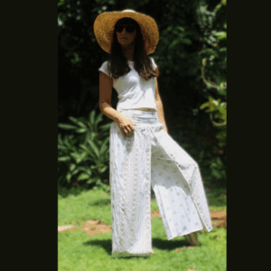 "Pantalon fluide blanc coton femme motifs indiens dorés porté de face"