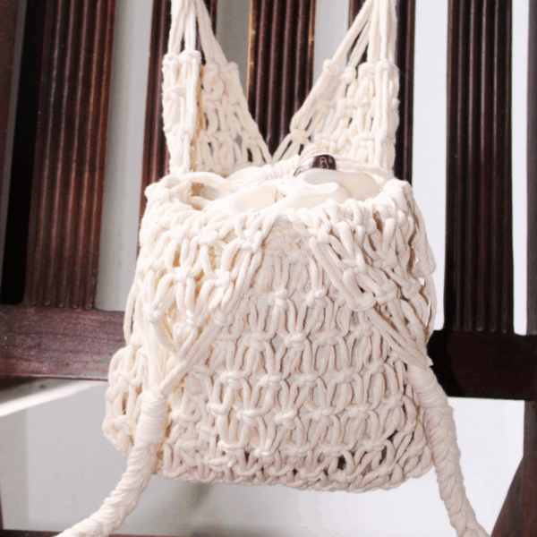 Sac à main macramé porté épaule, doublé en lin par une bourse, couleur blanc. Modèle bohème chic, artisanal, en coton.