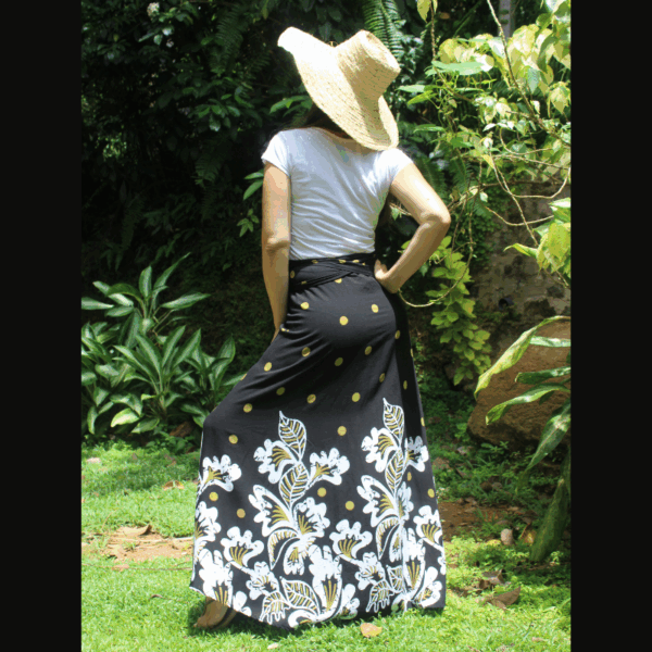 Jupe longue fluide évasée portefeuille taille adaptable. Cette jupe polyvalente se transforme aussi en robe. Idéale pour un style chic et confortable.