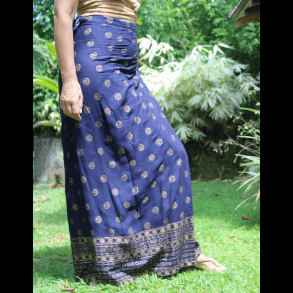Jupe fluide et légère nouée à la taille, pour un confort permanent. Un style décontracté et chic en toute circonstance