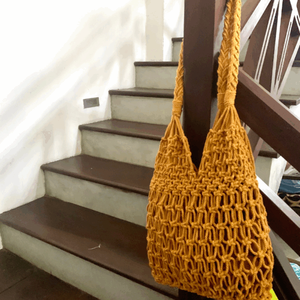 Sac à main macramé fait main- porté épaule, doublure lin imprimé tropical, couleur jaune safran. Modèle bohème chic, artisanal, en coton. Pièce unique