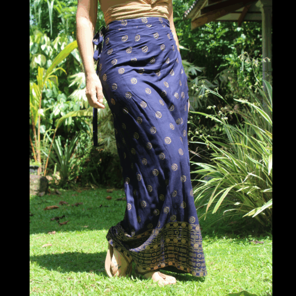 Jupe bleu fluide, longue, noué à la taille pour plus de confort. Un vêtement bohème à emmener partout !