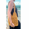 Sac à main macramé fait main- porté épaule, doublure lin imprimé tropical, couleur jaune safran. Modèle bohème chic, artisanal, en coton. Pièce unique