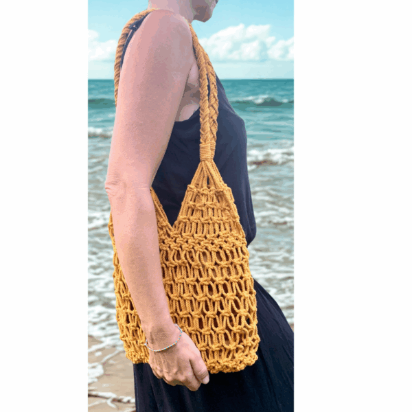 Sac à main macramé fait main- porté épaule, doublure lin imprimé tropical, couleur jaune safran. Modèle bohème chic, artisanal, en coton. Pièce unique
