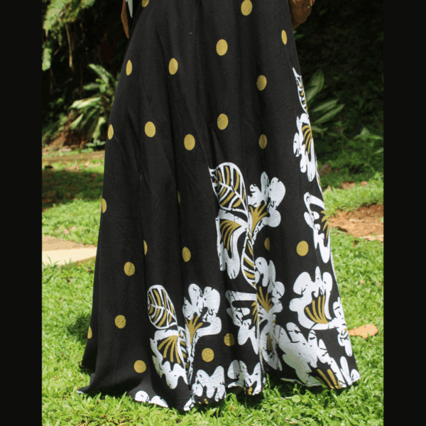 Jupe longue fluide évasée portefeuille taille adaptable. Cette jupe polyvalente se transforme aussi en robe. Idéale pour un style chic et confortable.