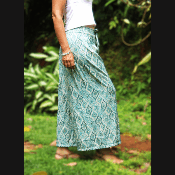 Pantalon fluide coton léger femme, ceinture élastiquée, look sport chic. Vue de profil