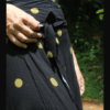 Jupe longue fluide évasée portefeuille taille adaptable. Cette jupe polyvalente se transforme aussi en robe. Idéale pour un style chic et confortable.