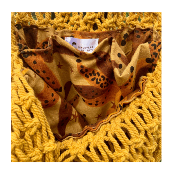 Sac à main macramé fait main- porté épaule, doublure lin imprimé tropical, couleur jaune safran. Modèle bohème chic, artisanal, en coton. Pièce unique