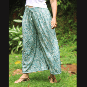 Idée tenue estivale, pantalon fluide coton léger turquoise tendre, une belle pièce pour un dressing sport chic.