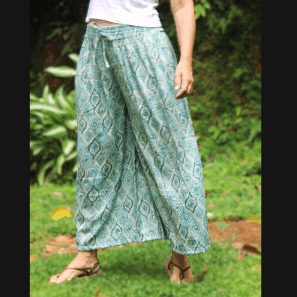 Idée tenue estivale, pantalon fluide coton léger turquoise tendre, une belle pièce pour un dressing sport chic.