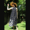 Jupe longue fluide évasée portefeuille taille adaptable. Cette jupe polyvalente se transforme aussi en robe. Idéale pour un style chic et confortable.