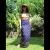Jupe longue et légère bleu profond motifs ethniques dorés. Taille adaptable par un lien