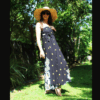 Jupe longue fluide évasée portefeuille taille adaptable. Cette jupe polyvalente se transforme aussi en robe. Idéale pour un style chic et confortable.