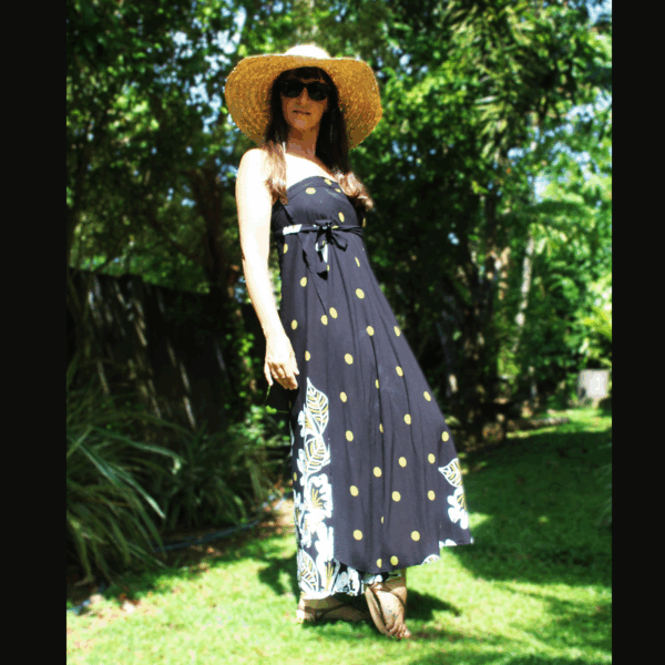 Jupe longue fluide évasée portefeuille taille adaptable. Cette jupe polyvalente se transforme aussi en robe. Idéale pour un style chic et confortable.