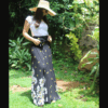 Jupe longue fluide évasée portefeuille taille adaptable. Cette jupe polyvalente se transforme aussi en robe. Idéale pour un style chic et confortable.