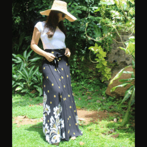 Jupe longue fluide évasée portefeuille taille adaptable. Cette jupe polyvalente se transforme aussi en robe. Idéale pour un style chic et confortable.