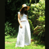 "Mannequin portant un pantalon sport chic blanc ceinture smockée"
