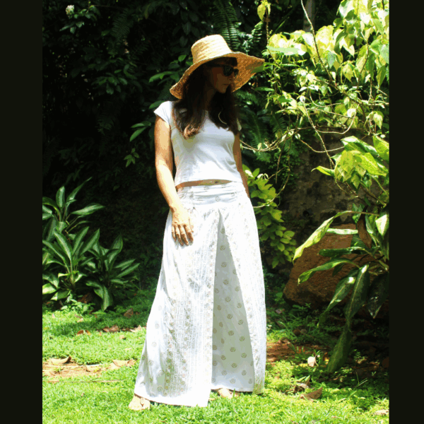 "Mannequin portant un pantalon sport chic blanc ceinture smockée"