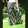 Idée tenue estivale, pantalon fluide lin noir blanc, essentiel du dressing sport chic.