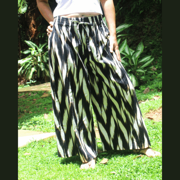 Idée tenue estivale, pantalon fluide lin noir blanc, essentiel du dressing sport chic.